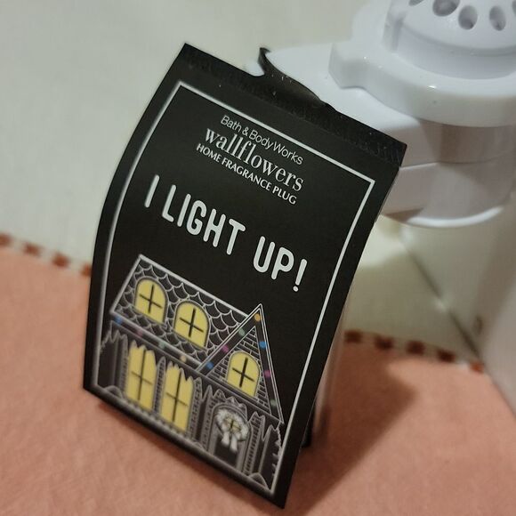 New Light Up Bath and Body Works Holiday Cottage Wallflower Plug In & Bulb - Picture 5 of 8
